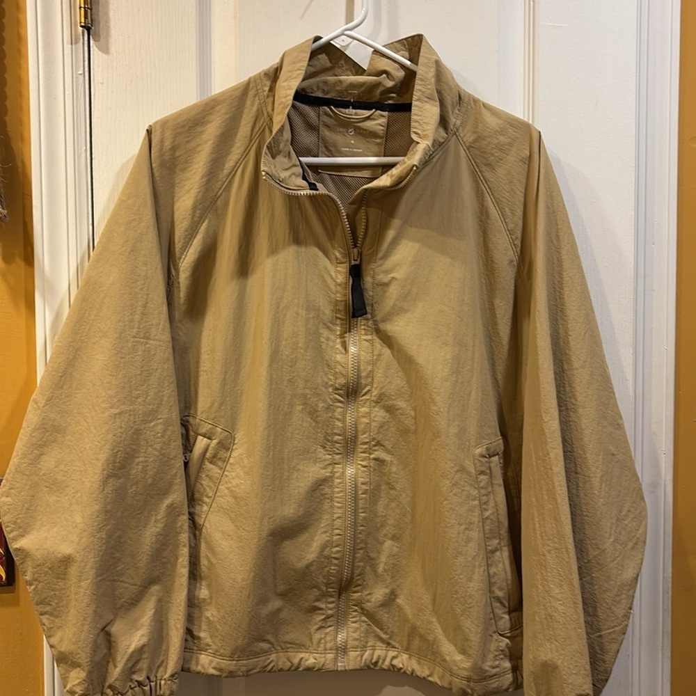 LOU GREY TAN MYLON RAIN JACKET
NWTS SIZE XL 2 SIDE POCKETS FULL ZIPPER NO HOOD